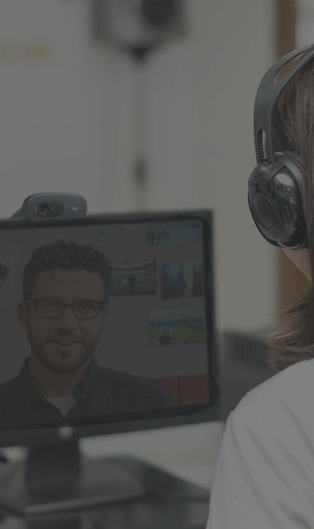 Kollega i online møde bruger et webcam fra Logitech