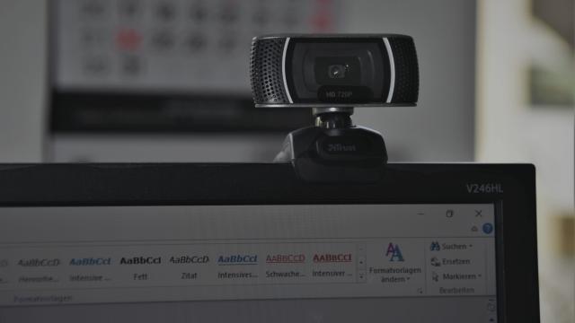 Webcam som sidder fast på skærmen af computeren.